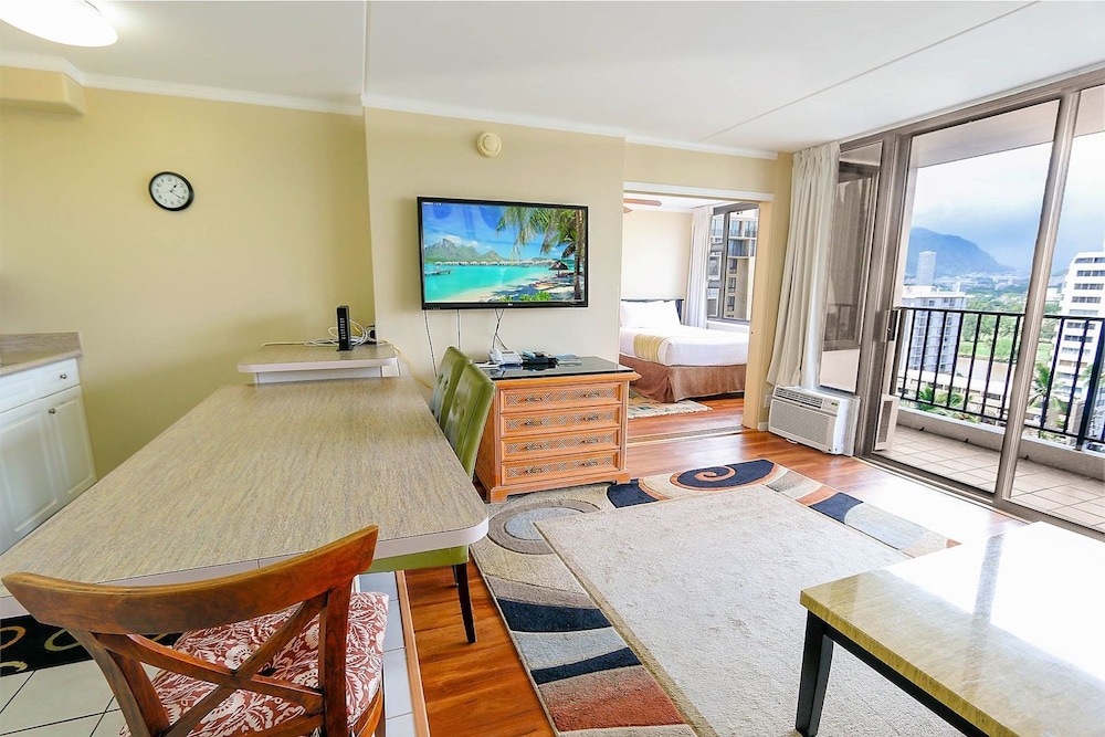 Waikiki Banyan - Moutnain View Tower 2 Suite 1205