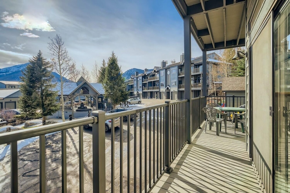 Lake Forest 201f 2 Bedroom Condo by RedAwning