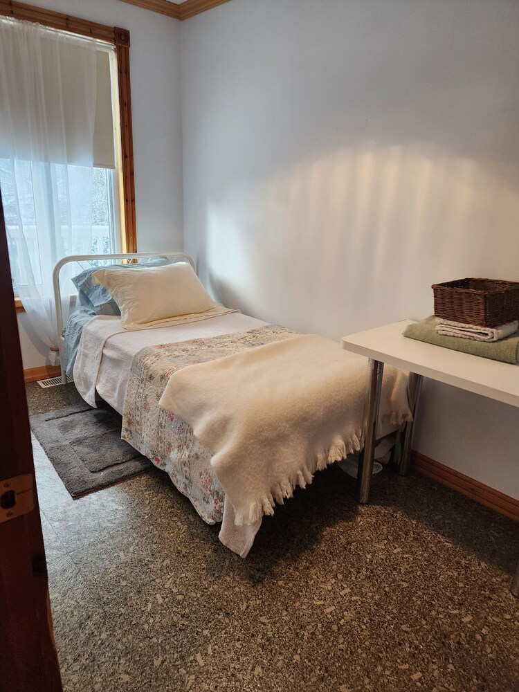 Saguenay-lac-saint-jean Getaway 3-bedroom Holiday Cottage With Garden View