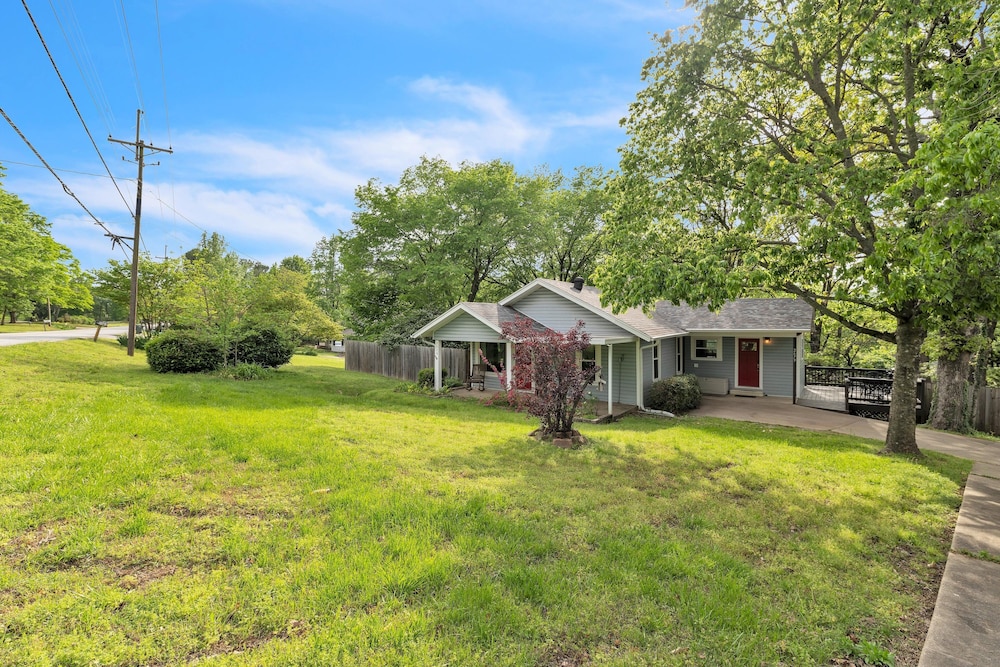 Relax And Unwind In The Heart Of Fayetteville 2 Bedroom Home
