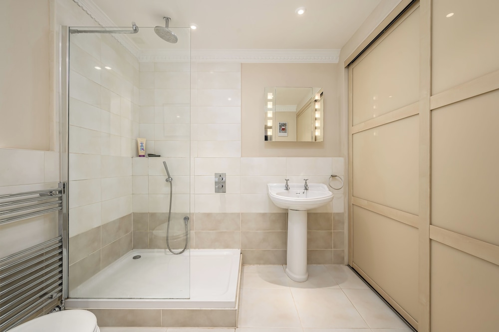 Elegant 3-Bedroom Flat in West End