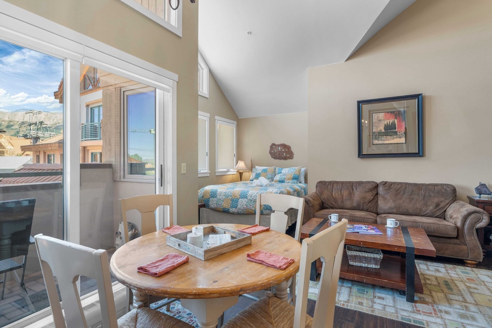 Blue Mesa Lodge 40C by Avantstay Ski In/ Ski Out Unit w/ Balcony!