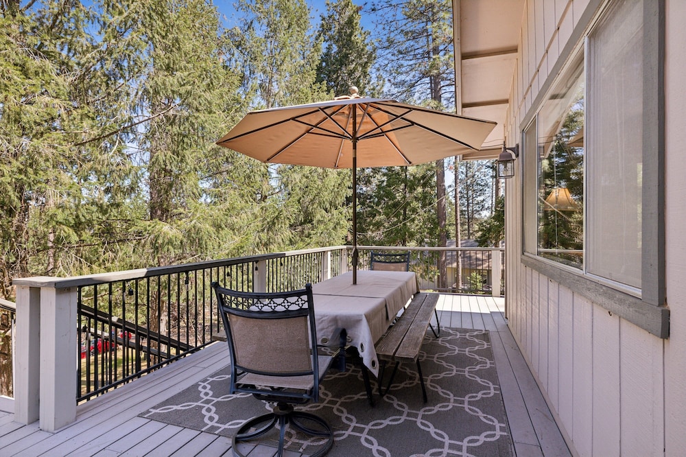 Whispering Pines Retreat 5 Bedroom Home by Yosemite Region Resorts