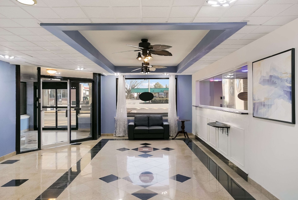 Lancaster Vacations - Rodeway Inn - Property Image 7