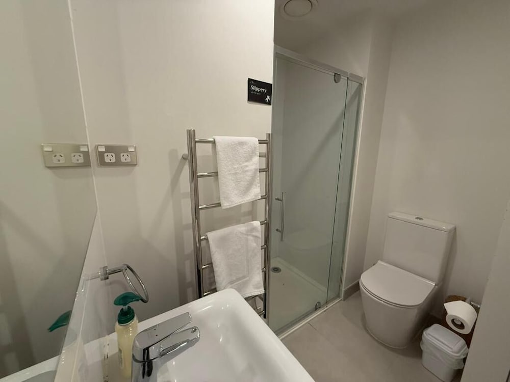 Near Sky Tower Cozy 1B Apt Close to Port