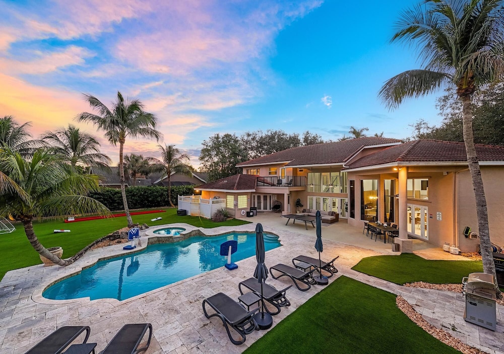 Luxurious 7-Bedroom Villa with Pool & Games