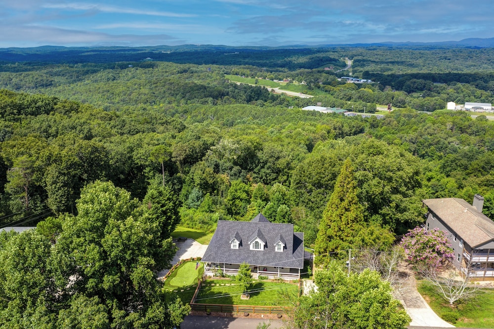 Sunset View 3 BDR Close to Downtown!