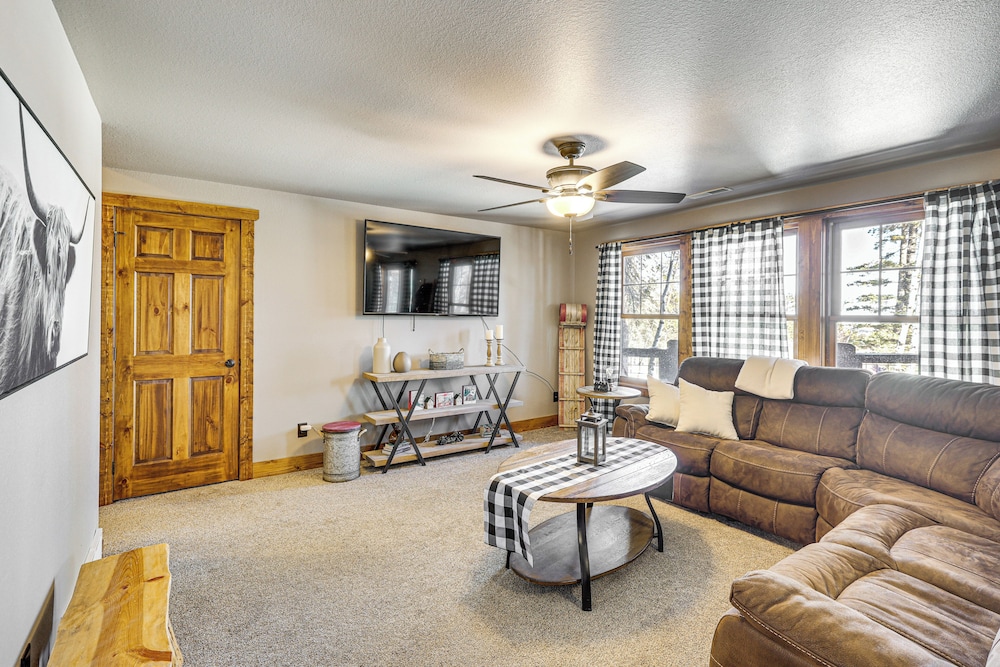 5 Mi to Terry Peak: Spacious Lead Cabin w/ Hot Tub