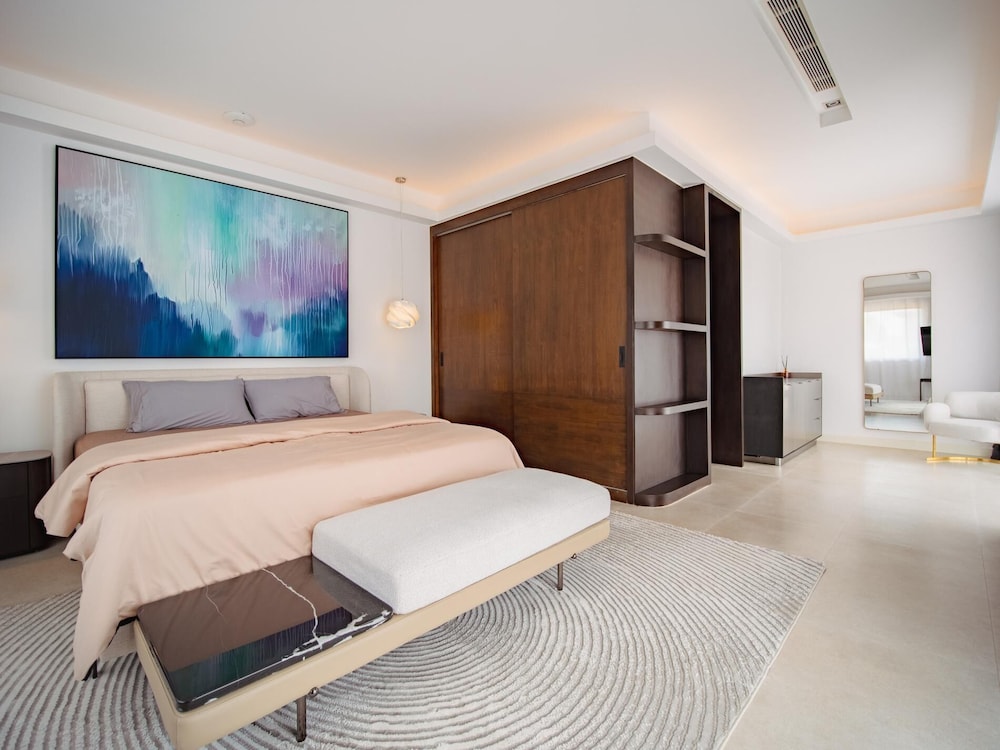 Luxurious 5bedroom White Estate Villa Private Lake