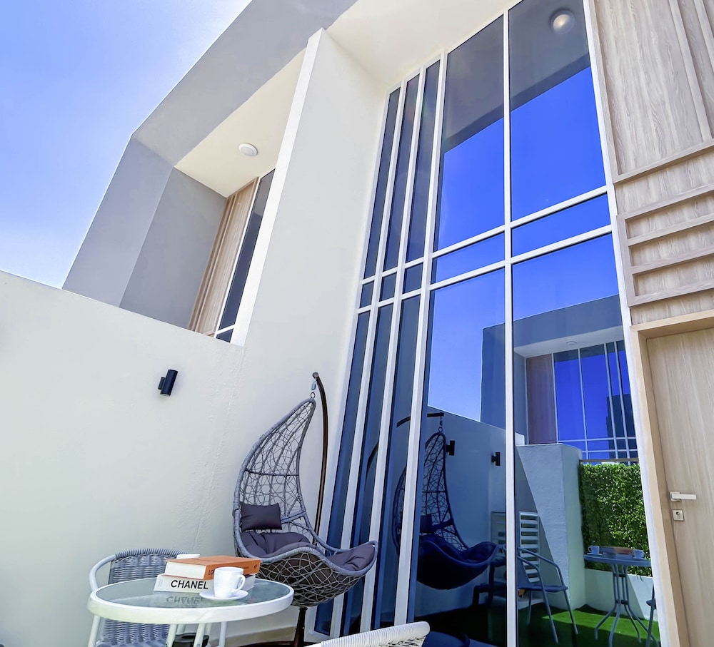 Luxury 1-br Villa in Rukan: Dubai Skyline Views!