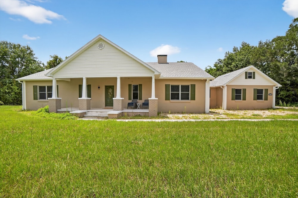 Lakeland Oasis Hot Tub, Lanai & Fire Pit 3 Bedroom Home