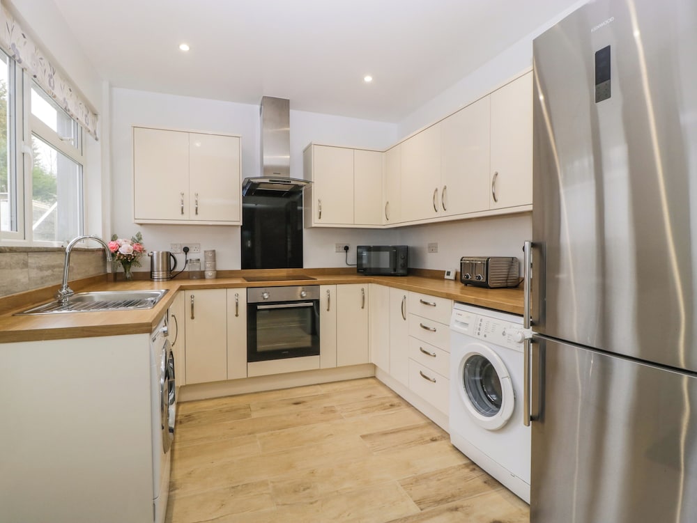 32 Bridgend Road