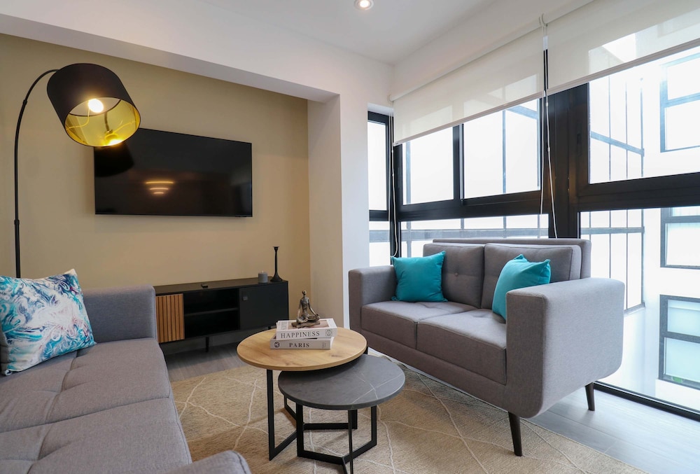 w Grandiose Duplex w Modern Deco in Miraflores