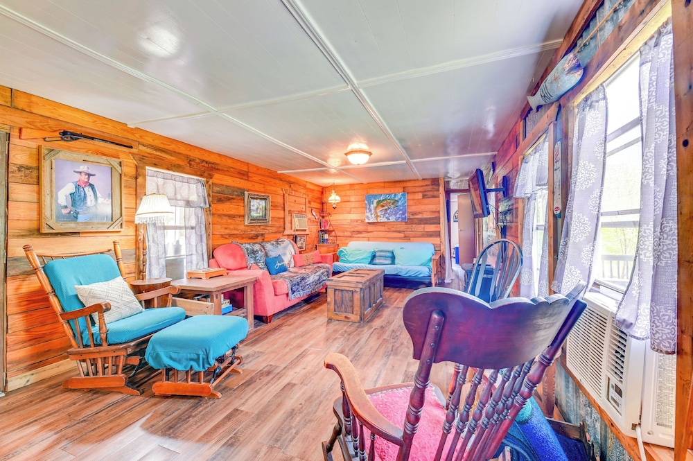 Fenced Yard: Quaint Cabin Near Lake Texoma!