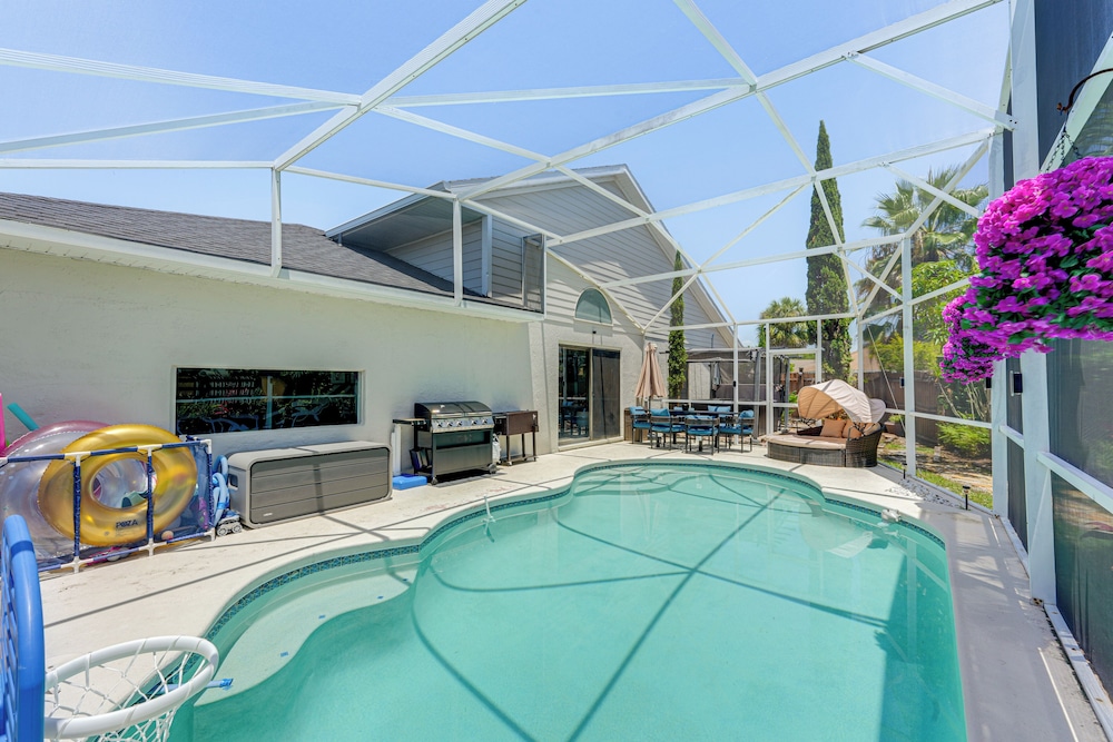 Hot Tub & Movie Theater: Family Oasis in Kissimmee