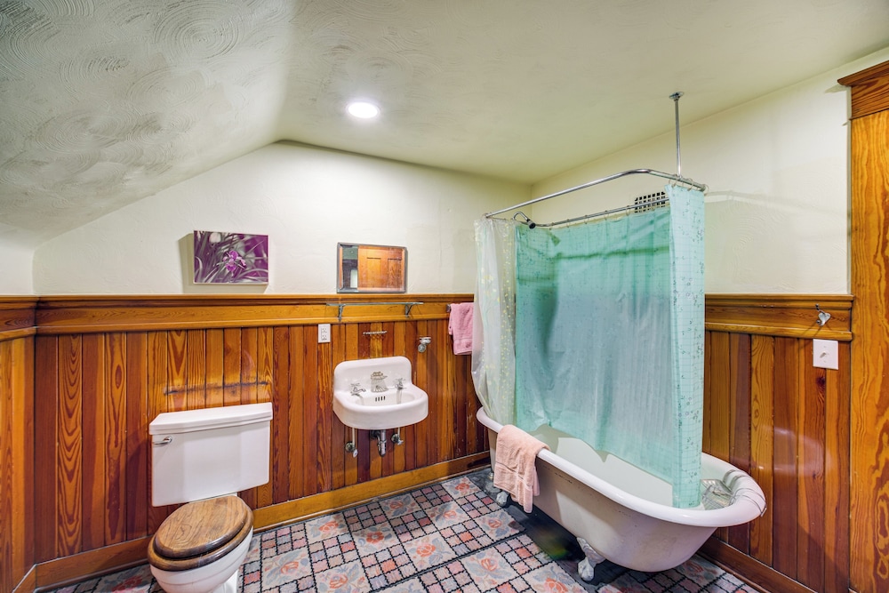 2 Mi to Lake Erie: Spacious Retreat Near Cafes!