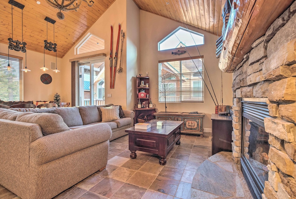 Mammoth Lakes Townhome - 10-min Walk to Village!