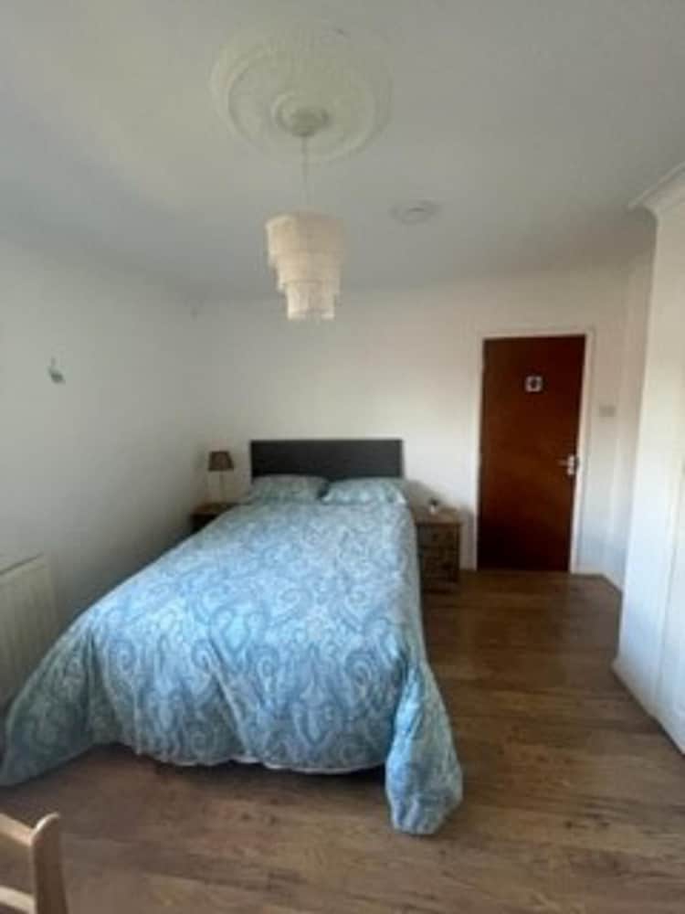 Luxurious 5-bed House in Norwich view 2