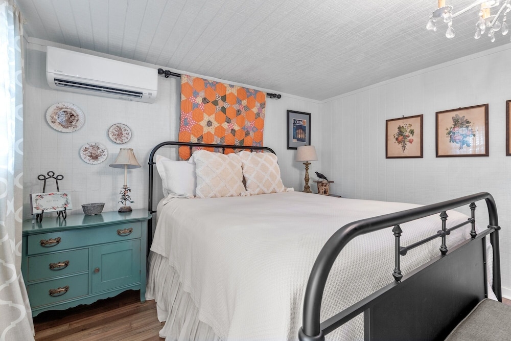 Serendipity 1 Bedroom Cottage by Redawning view 2