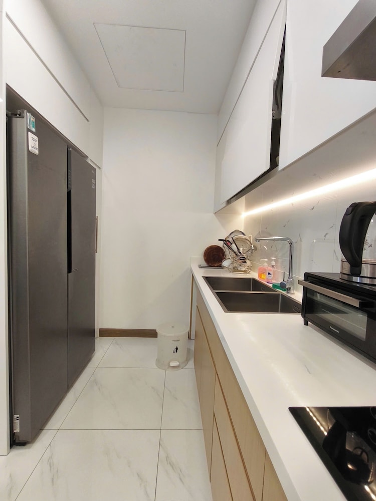 Skyway White & Silver Riverside Resident - Binh Thanh, HCM