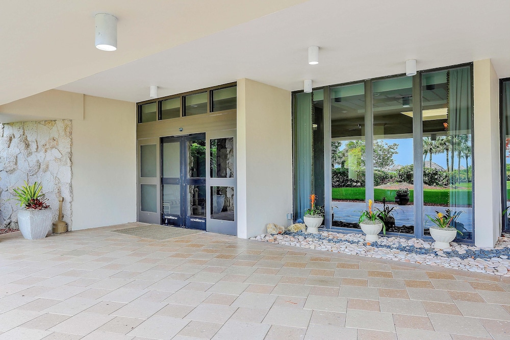 Sunny Beachfront Condo With Pool and Sw-facing Balcony