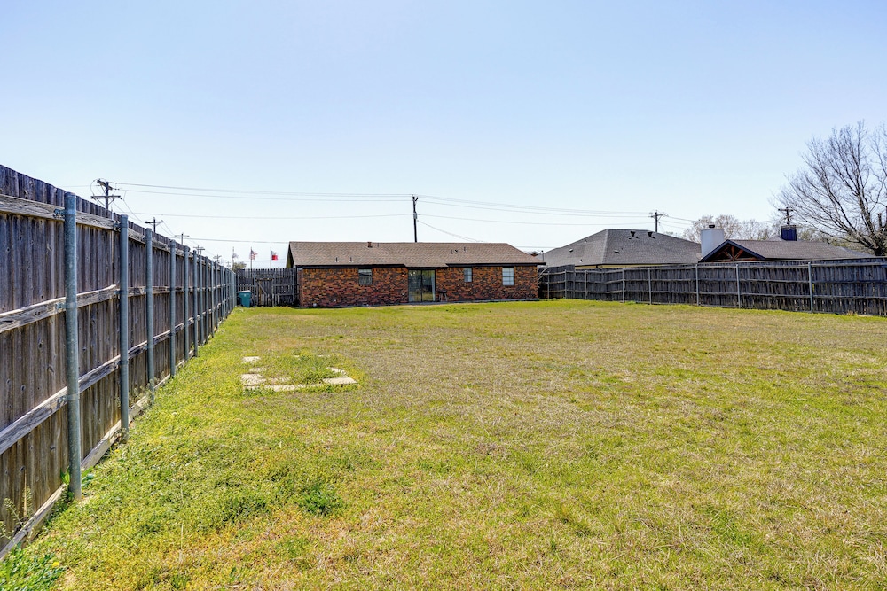 7 Mi to Lake Bridgeport: Home w/ Yard & Grill!