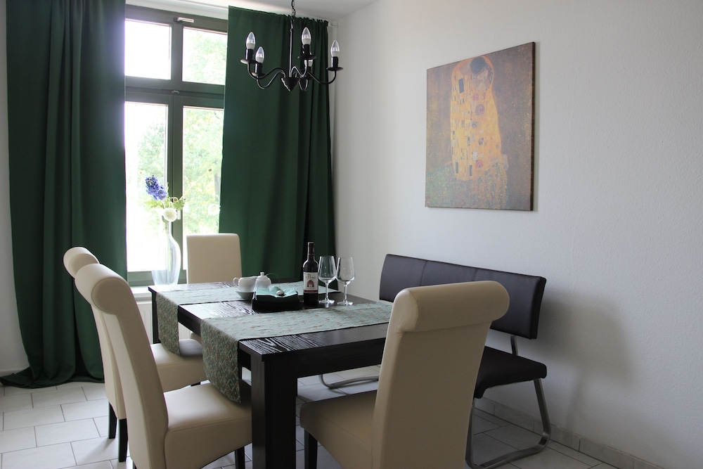Leon Apartments