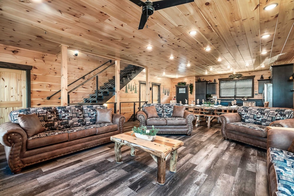 2 Homes Firefly Trail Way by Avantstay Sleeps 28, Indoor Pool + Hot Tub + Movie Theater & Game Room
