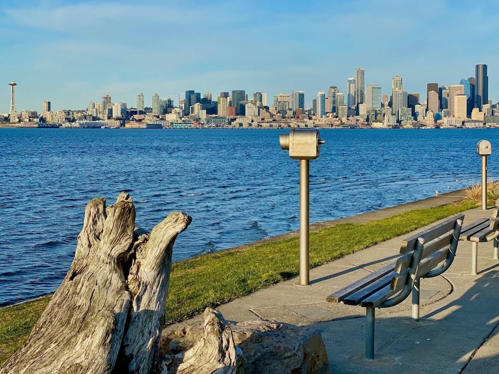 Alki Beach Escape Romantic Waterfront Getaway for 2 Extended Stay