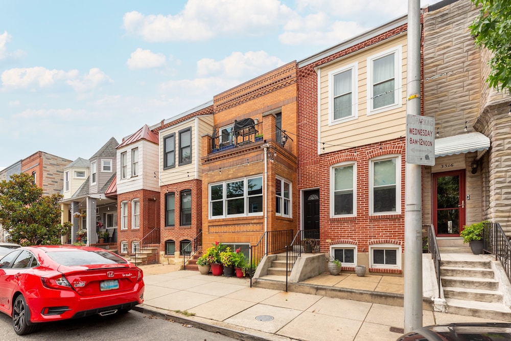 Historic Rowe House 2br 2.5ba Cityscape View 2 Bedroom Home by RedAwning view 4