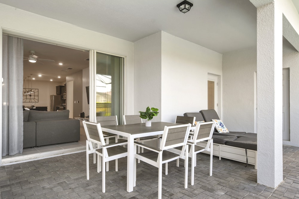 Relax in Style Pool, Resort Amenities, Near Disney