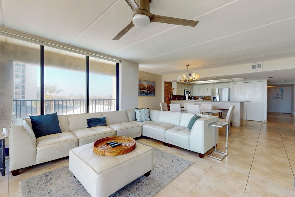 Gulf-view Corner 3BR w/ Balcony & Luxe Amenities