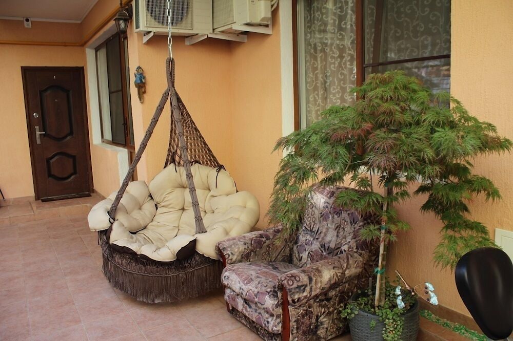 V Gostyah U Julii Guest House
