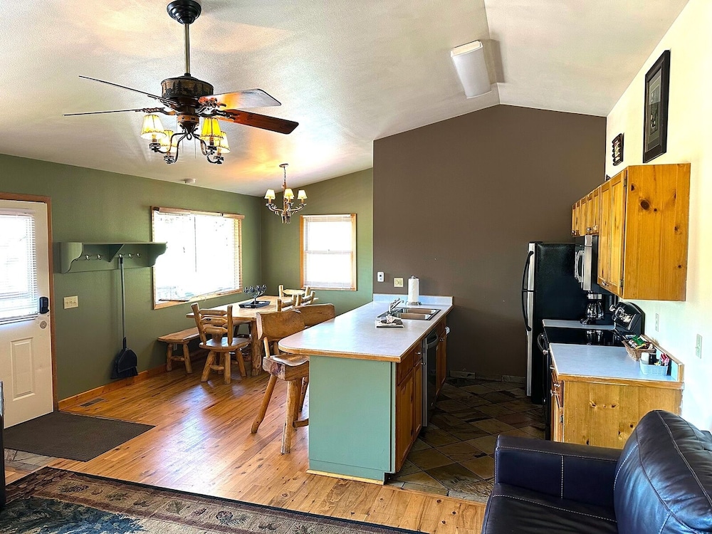 Lazy R Cottages: 14 2 Bedroom Cabin - Property Image 5