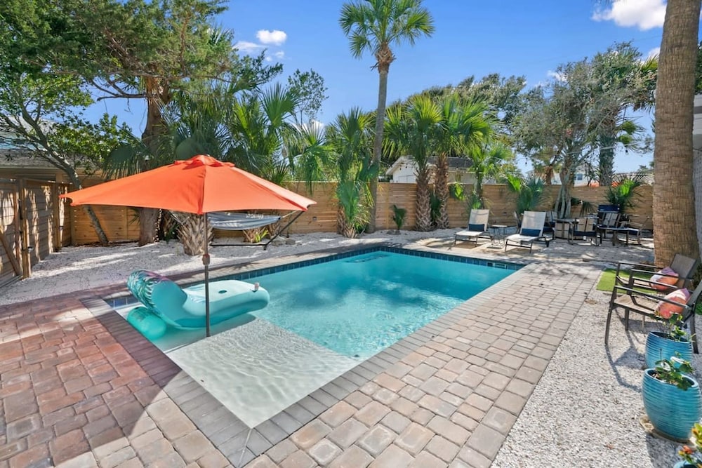 Heated Pool Mini Golf Walk to Beach Beach Gear
