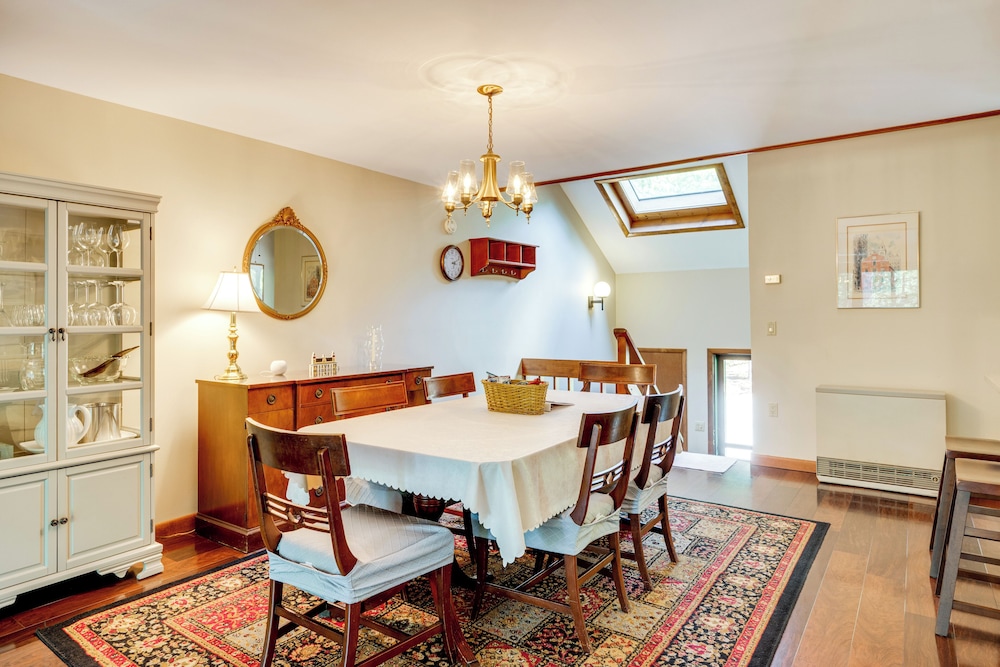 Near Skiing & Hiking! North Conway Gem w/ Balcony