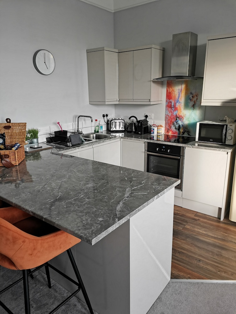 Upmarket 2 Bedroom Apartment With sea Views view 4
