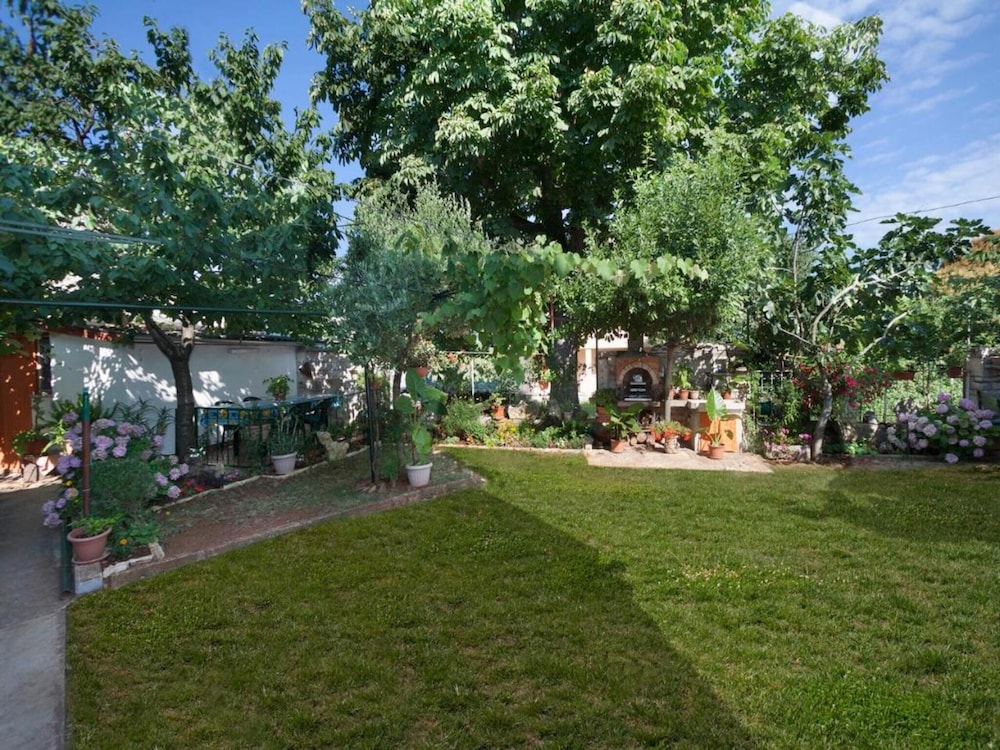 Spacious Apartment With Garden