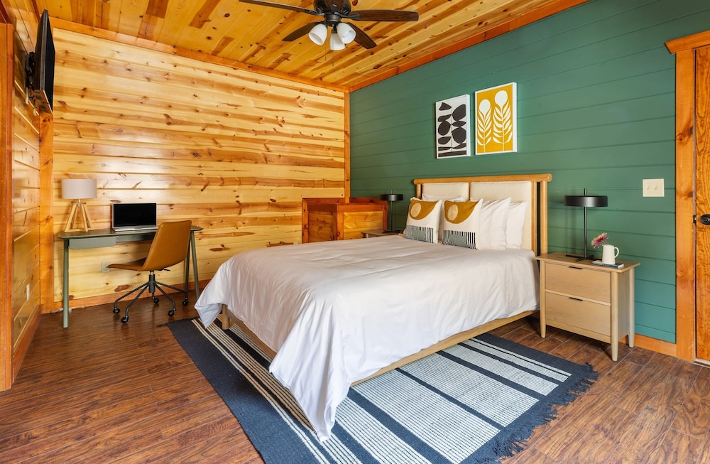 Boulder Ridge Cabin Indoor Pool Home Theater and Games Newly Redesigned