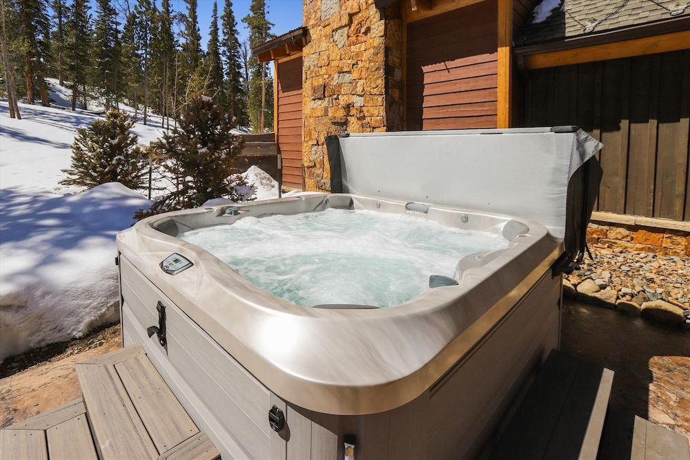 Baldy Mountain Overlook 4 Bedroom Townhouse by RedAwning