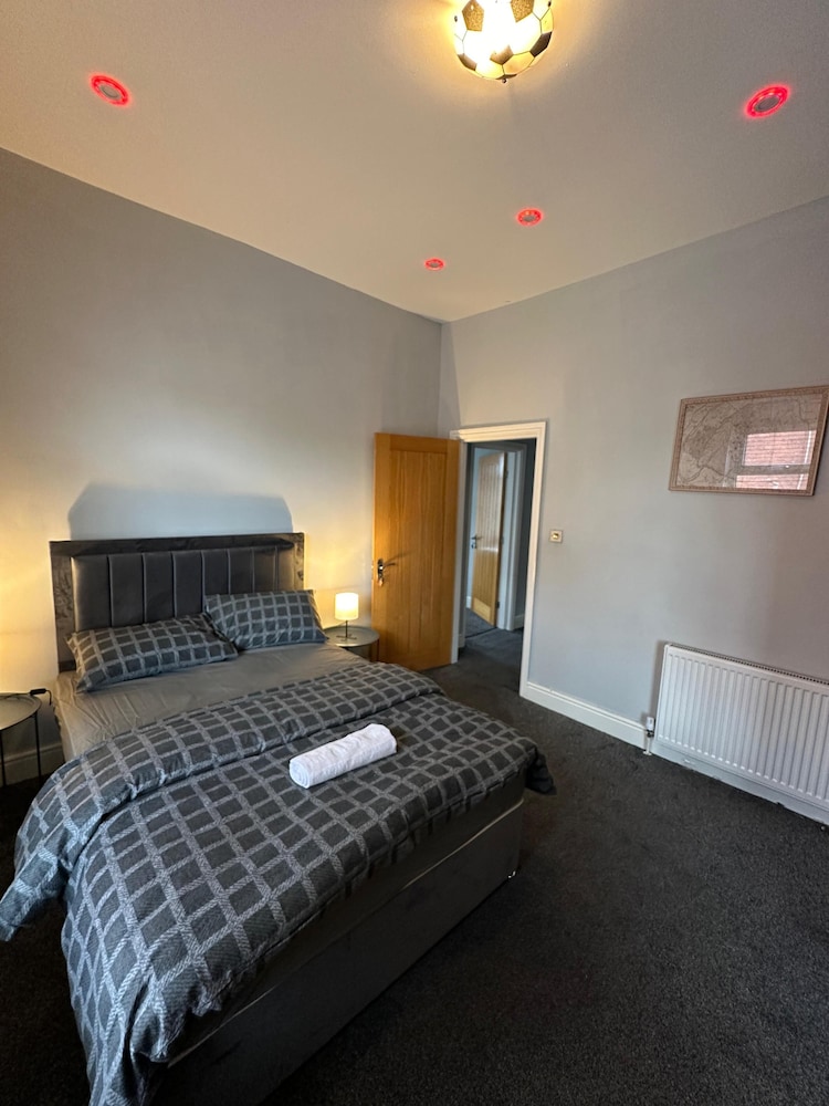 Cozy Manchester House - Stay With Host Onsite