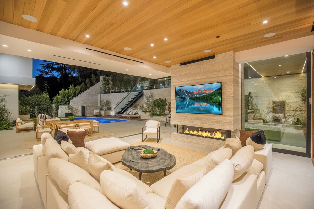 Hutton Villa - 5-bedroom Retreat in Iconic Beverly Hills Oasis