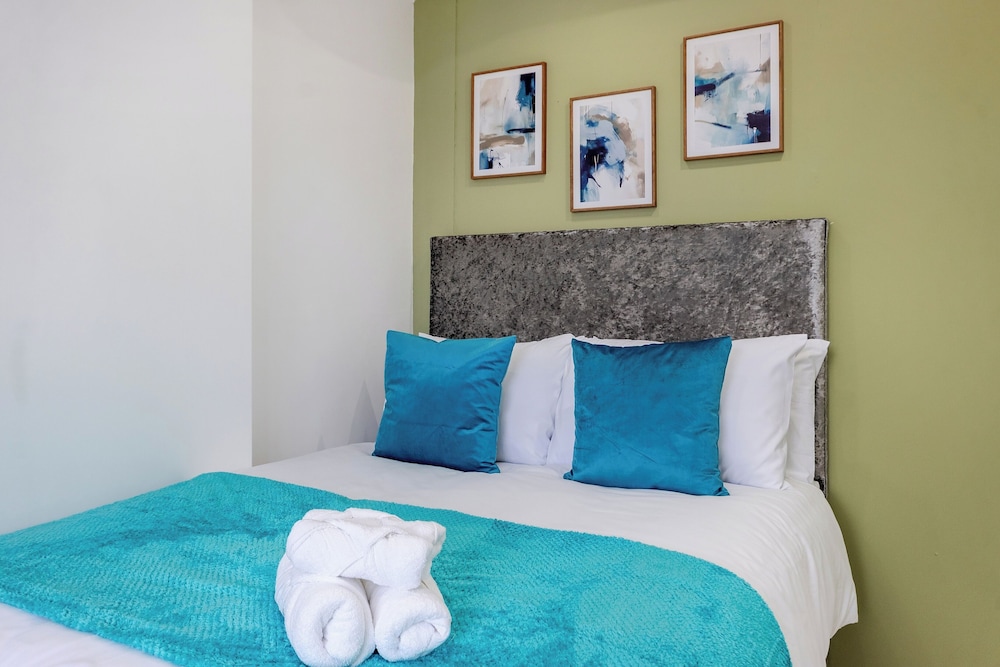 4 Bed - Sleeps 9 - Free Parking - 20 min Gatwick