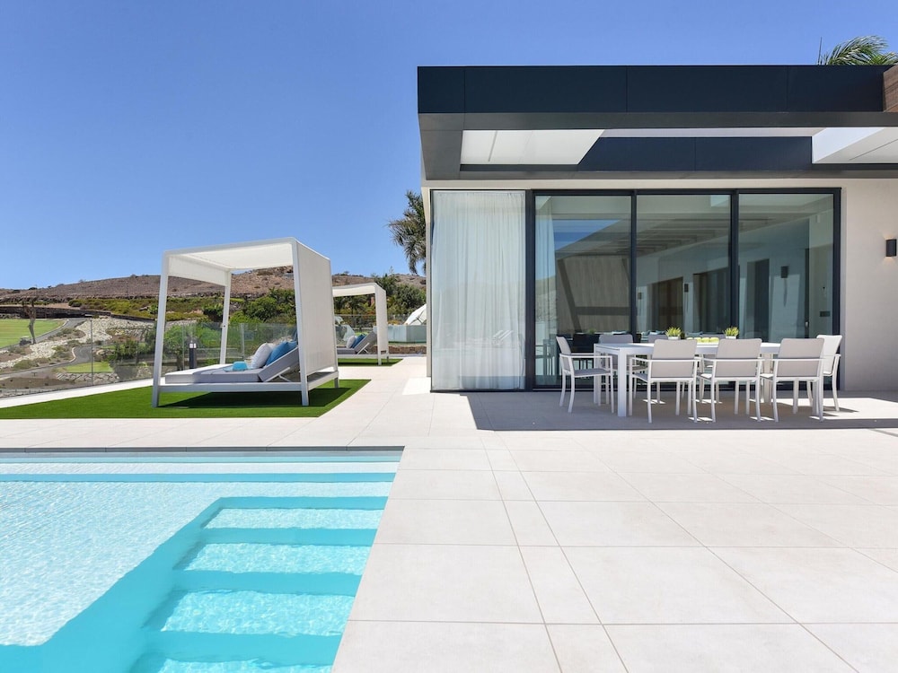 Villa in Salobre With Pool & Golf Nearby