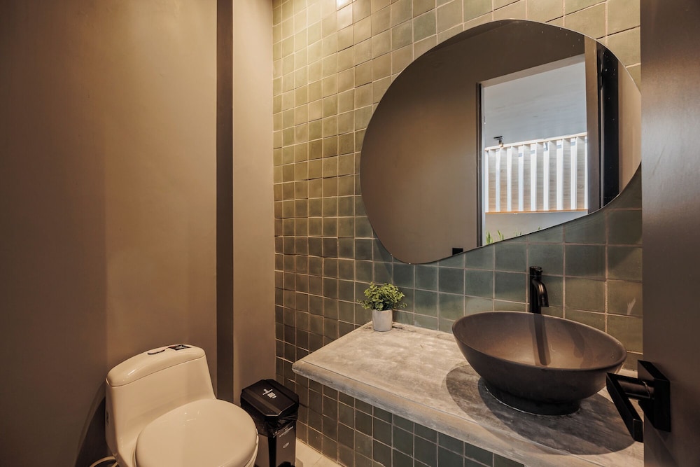 10th Street 3 Bedroom Jacuzzi & Billiard