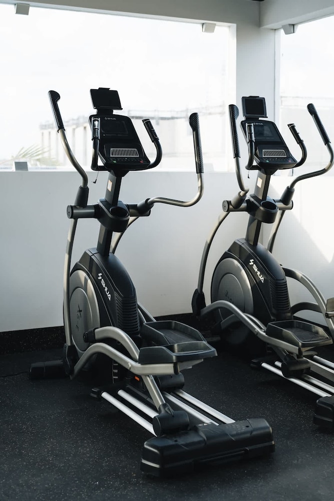 Zama Condo w Rooftop Pool Gym Coworking Cinema
