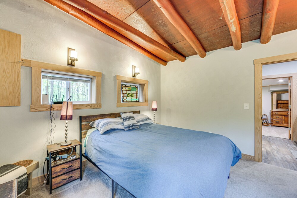 10 Mi to Mtn Resort: Normalville Cabin w/ Balcony!