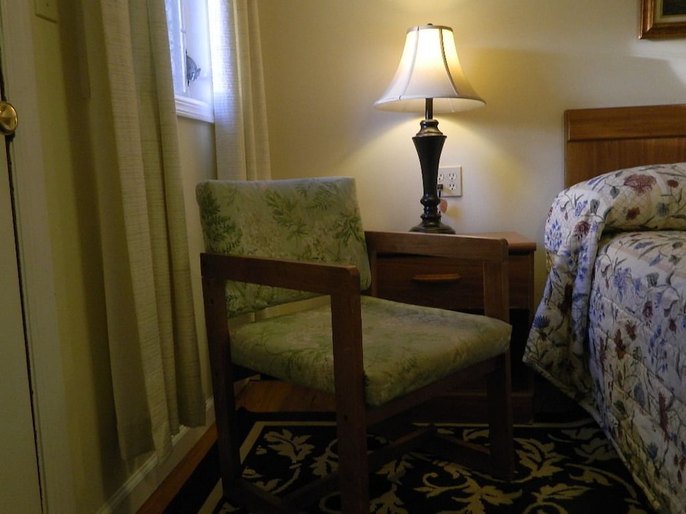 Twin Oaks Motel
