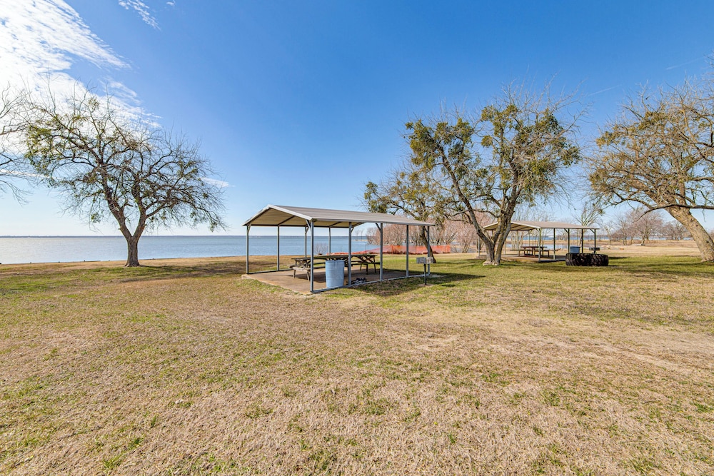 Waterfront Lake Tawakoni Home w/ Yard & Fire Pit