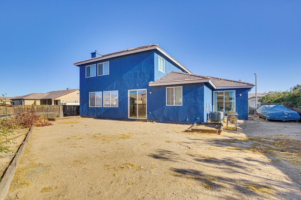 Pool Table & Charcoal Grill: Home in Victorville!